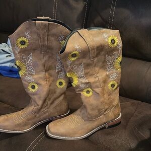 Brown Cowboy Boots with Sunflower Embroidery